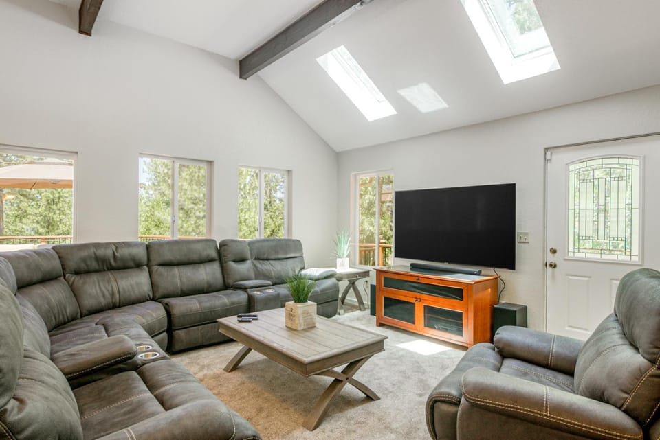 The Valley View- Pine Mountain Lake Cabin home Cabin in Groveland