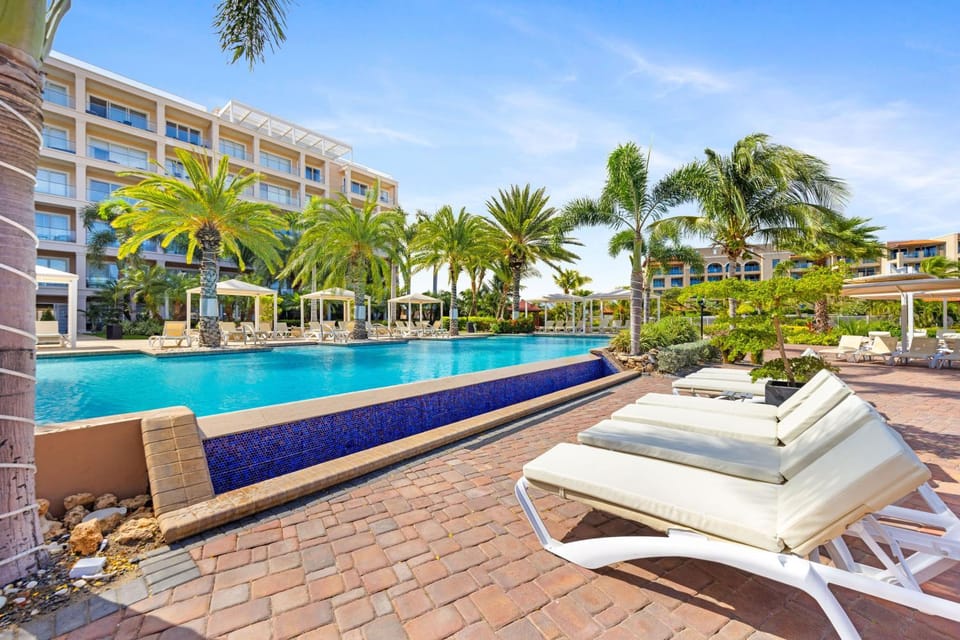 Property building, Swimming pool, sunbed