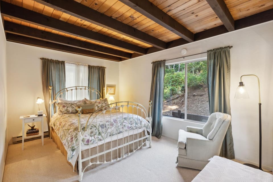 Warm and Cozy Mountain and Lake View Haven cottage House in Clear Lake