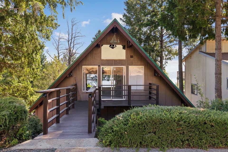 Warm and Cozy Mountain and Lake View Haven cottage House in Clear Lake
