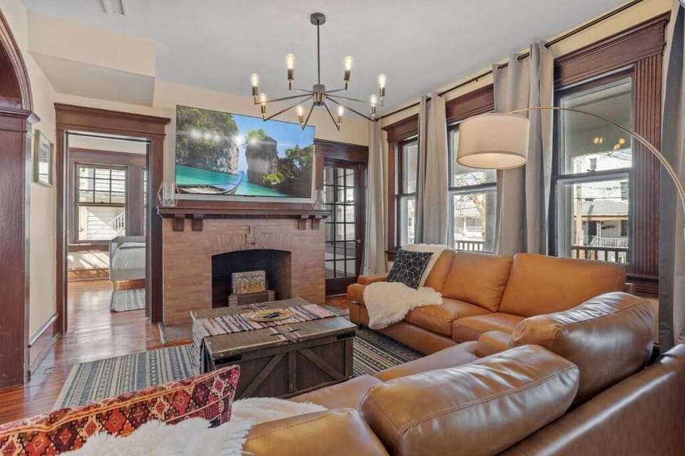 AC 9 BR 4BA Victorian Manor - 1 Block to Beach House in Ventnor City
