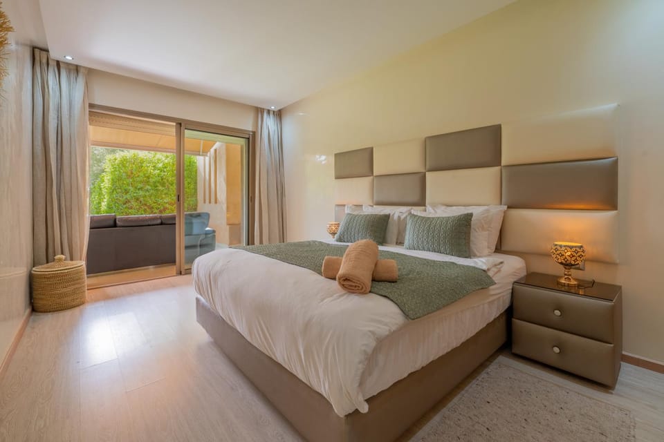 Bed, TV and multimedia, Living room, Photo of the whole room, Seating area, Bedroom