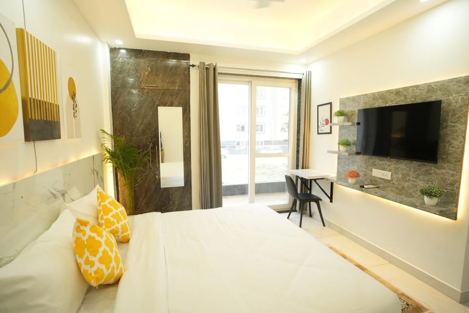 Bed, Photo of the whole room, Seating area, Bedroom