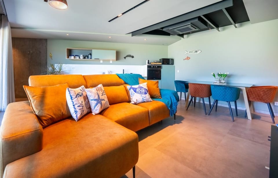 TV and multimedia, Kitchen or kitchenette, Living room, Seating area, Dining area