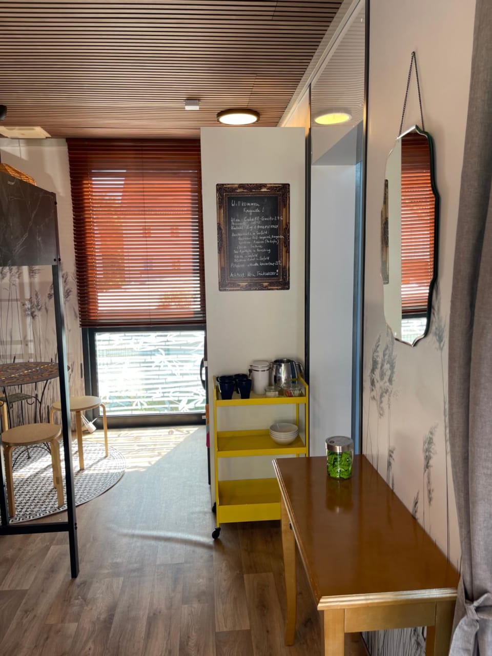 Kitchen or kitchenette, Seating area, Dining area