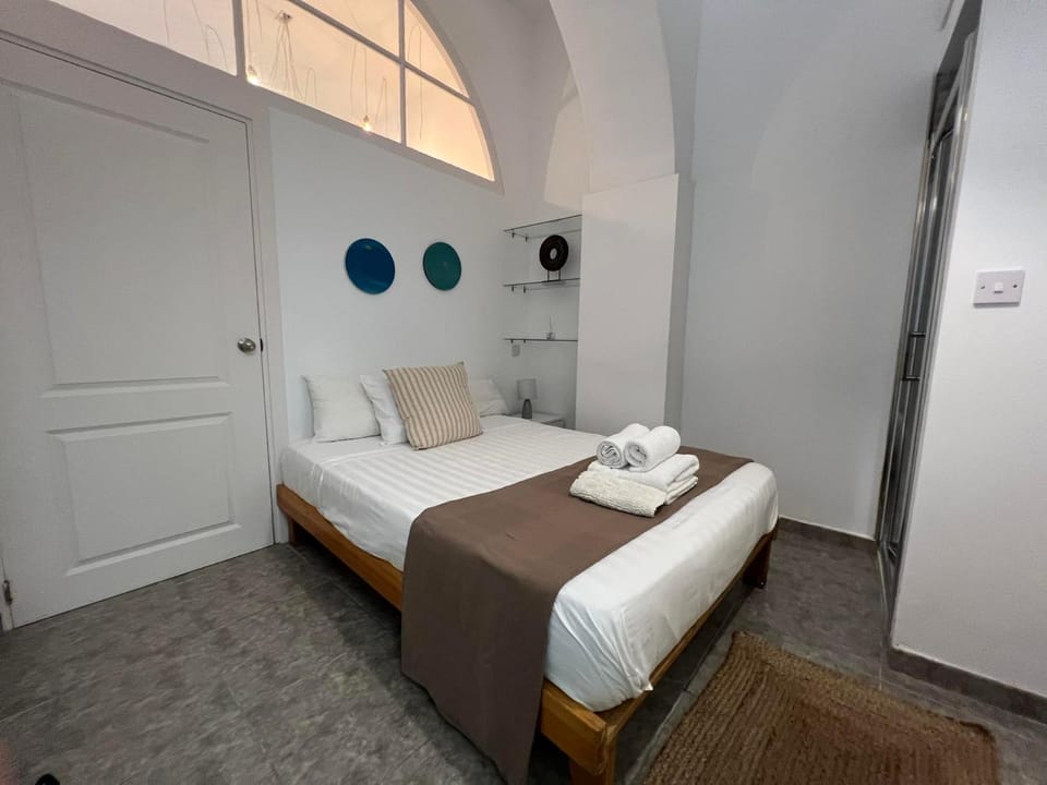 Photo of the whole room, Bedroom, towels, wardrobe