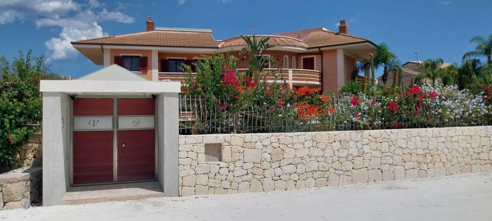 Property building, Facade/entrance, Garden, Garden view