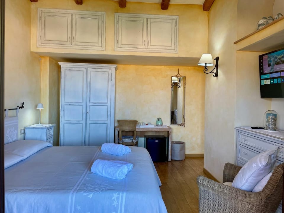 Bed, TV and multimedia, Photo of the whole room, Bedroom, towels