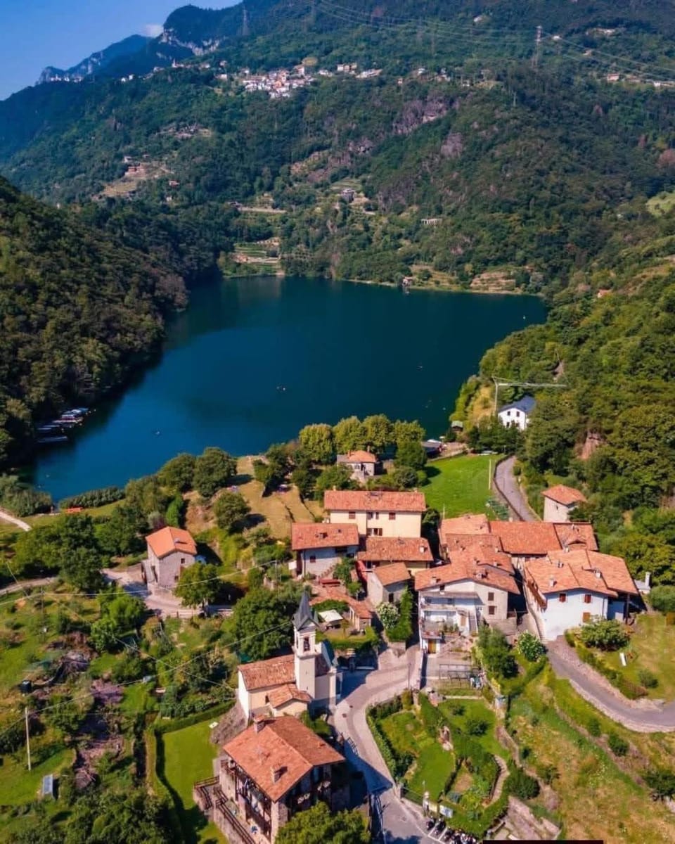 Property building, Natural landscape, Bird's eye view, Lake view, Mountain view