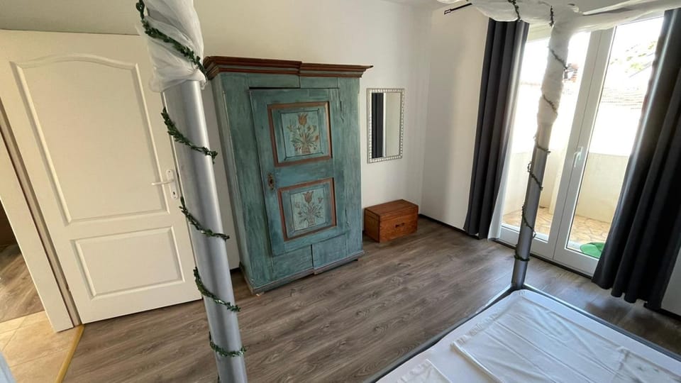Photo of the whole room, Bedroom, wardrobe
