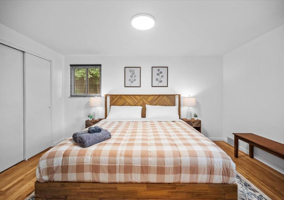 Photo of the whole room, Bedroom