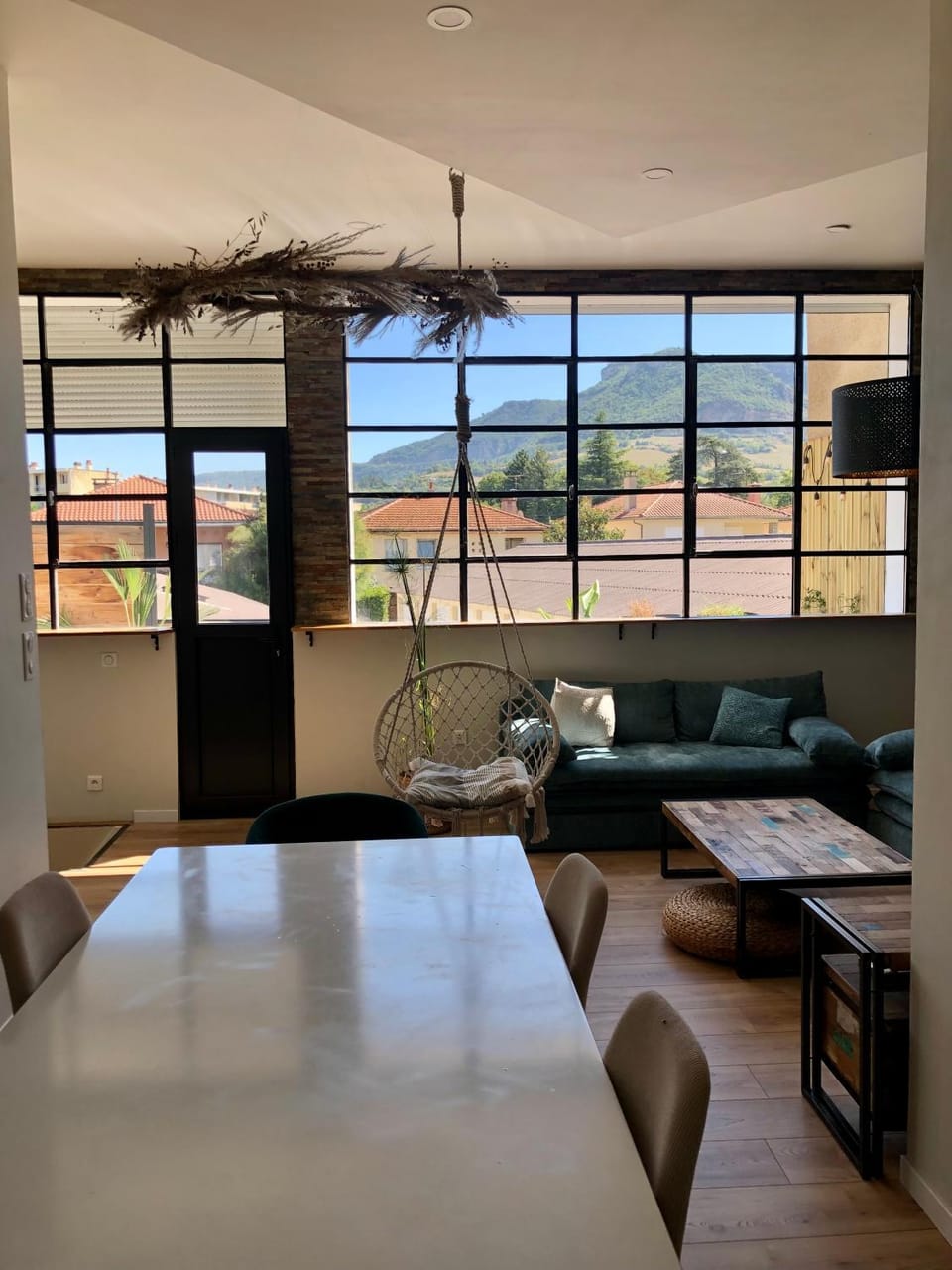 Living room, Dining area, Mountain view