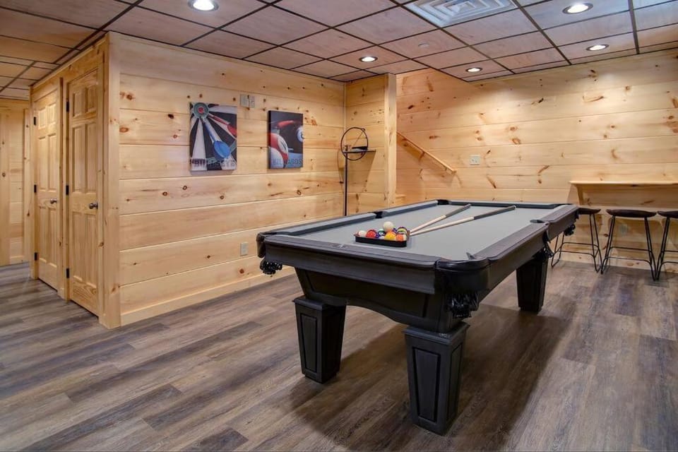 NEW BUILD-5BD-Hottub-WIFI-Theater-Pool Tble-ROKU House in Pigeon Forge