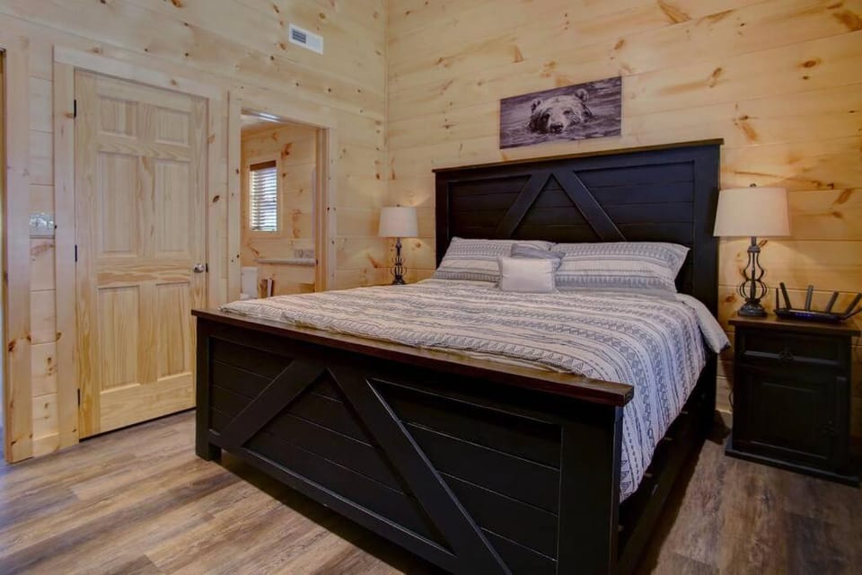 NEW BUILD-5BD-Hottub-WIFI-Theater-Pool Tble-ROKU House in Pigeon Forge