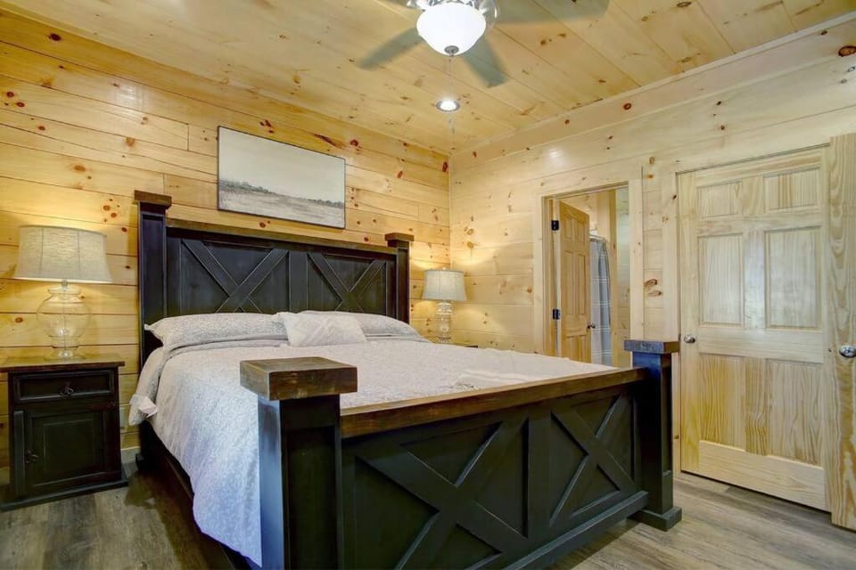 NEW BUILD-5BD-Hottub-WIFI-Theater-Pool Tble-ROKU House in Pigeon Forge