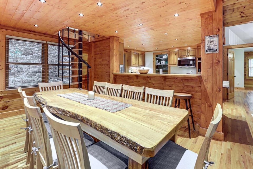 Luxe Smoky Mountains Cabin with Hot Tub and Views! Cabin in Waynesville