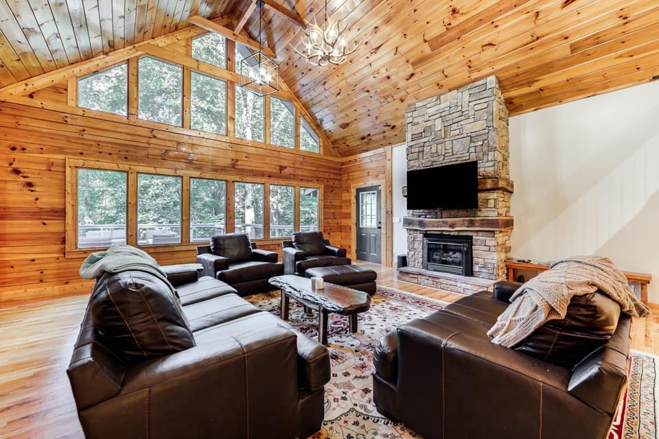 Luxe Smoky Mountains Cabin with Hot Tub and Views! Cabin in Waynesville