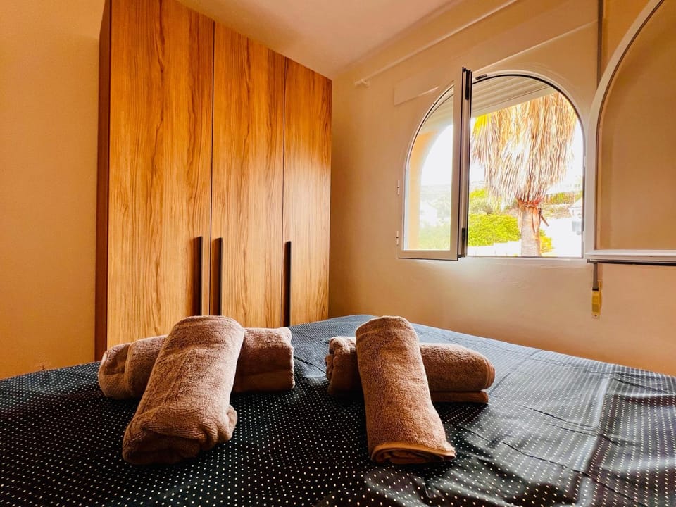 Bed, towels
