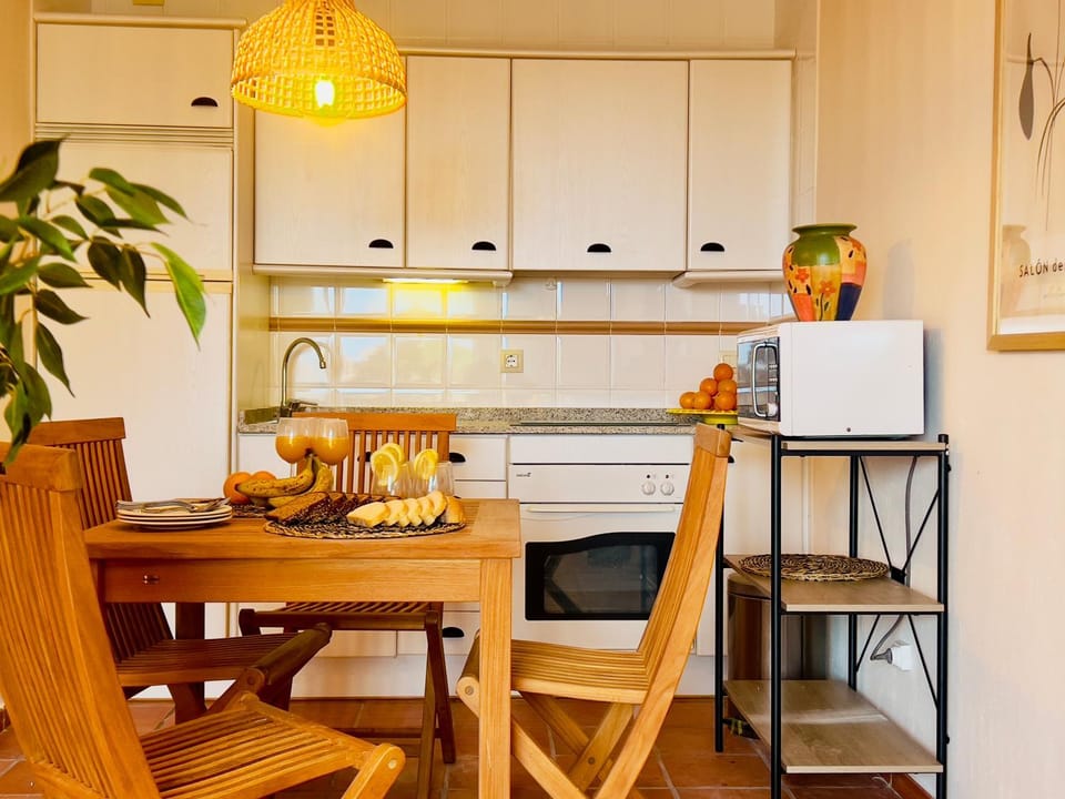 Dining area, kitchen