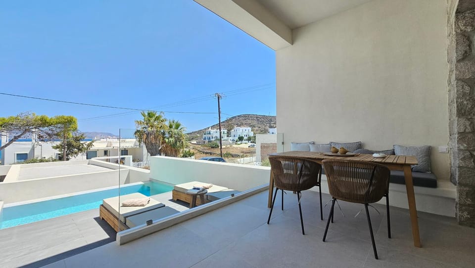 View (from property/room), Balcony/Terrace, Seating area, Pool view