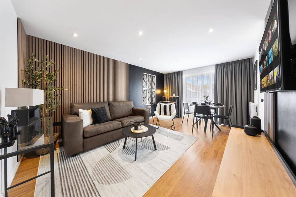Communal lounge/ TV room, TV and multimedia, Living room, Decorative detail, Seating area, Evening entertainment