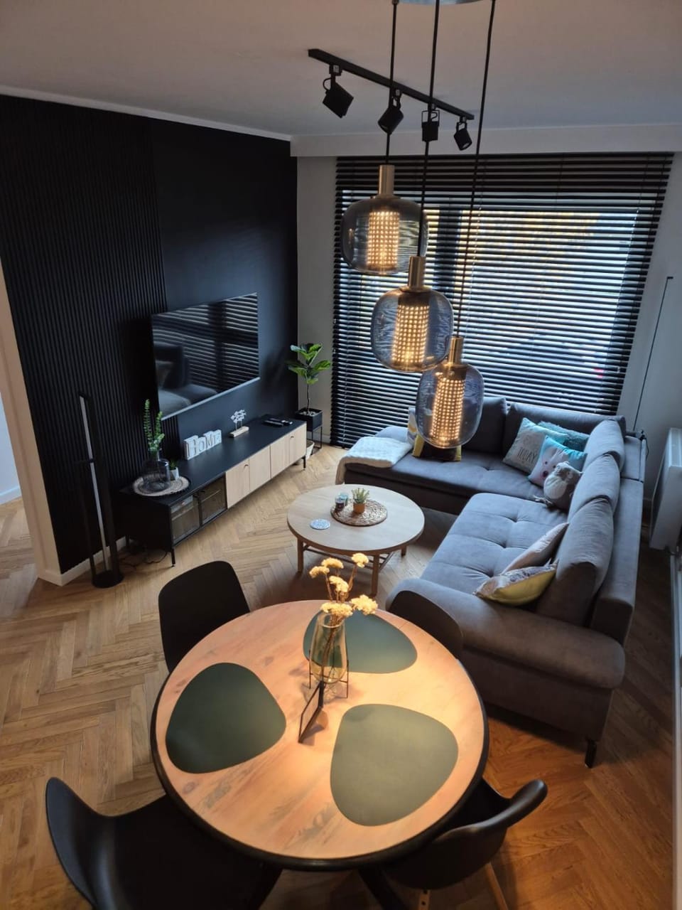 Communal lounge/ TV room, TV and multimedia, Living room, Seating area, Evening entertainment