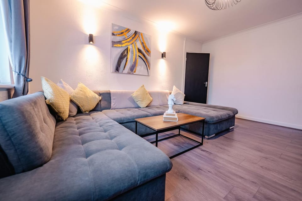 7 Beds - Spacious Apartment - Free Parking Apartment in Cardiff