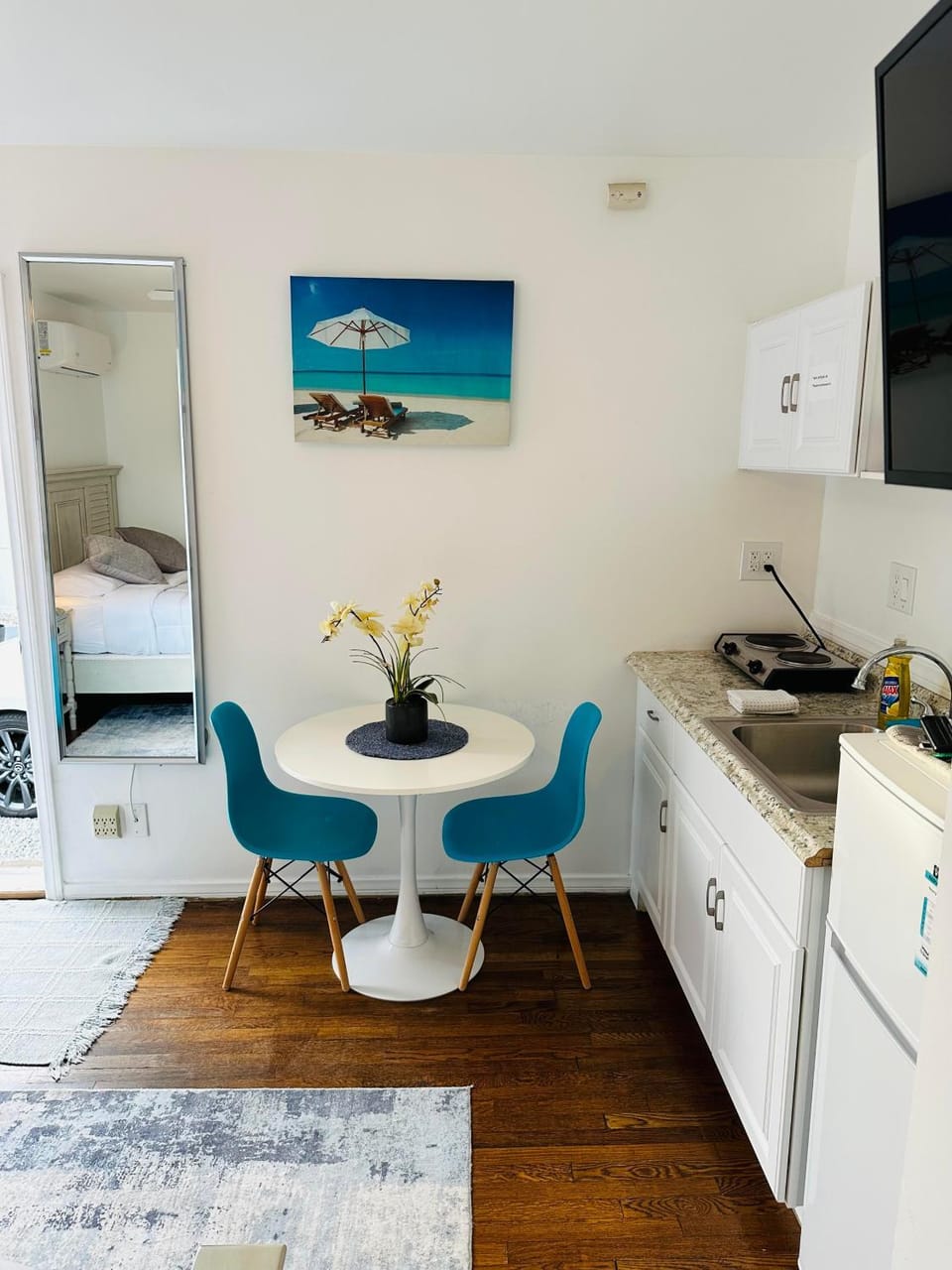 Kitchen or kitchenette, Dining area