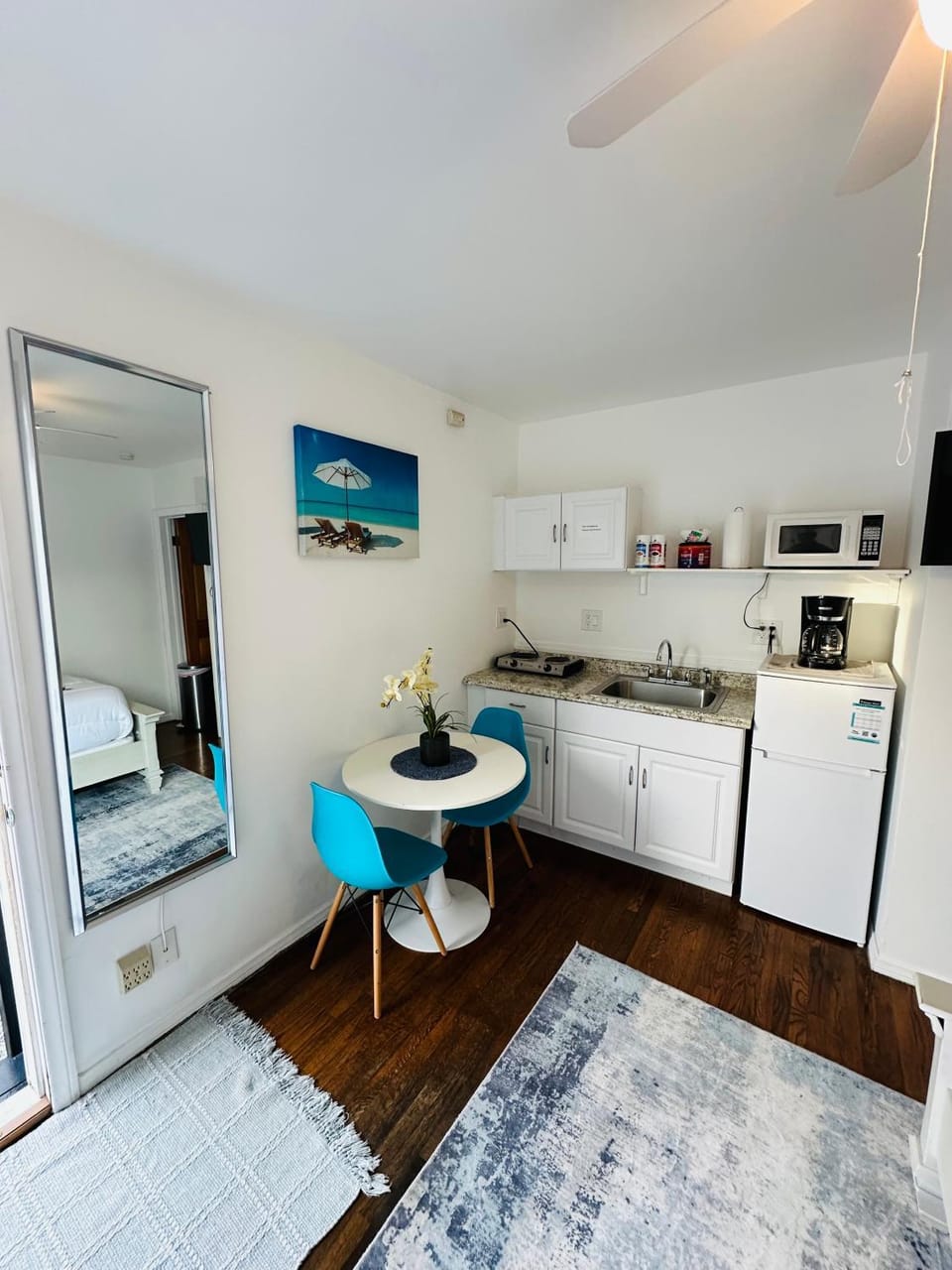 Kitchen or kitchenette, Dining area, toaster