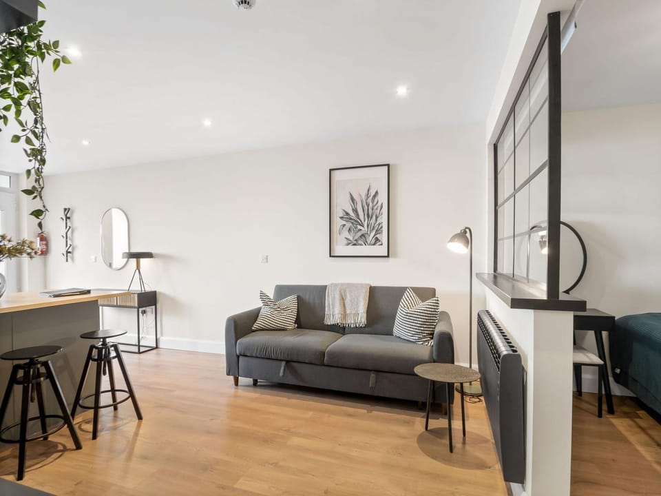 Living room, Seating area, internet