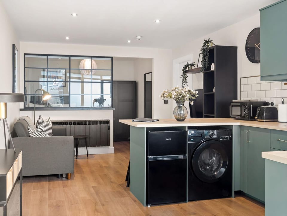 Coffee/tea facilities, Kitchen or kitchenette, Seating area, microwave, toaster, washing machine