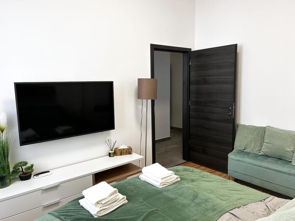 Bed, TV and multimedia, Photo of the whole room, Bedroom, towels
