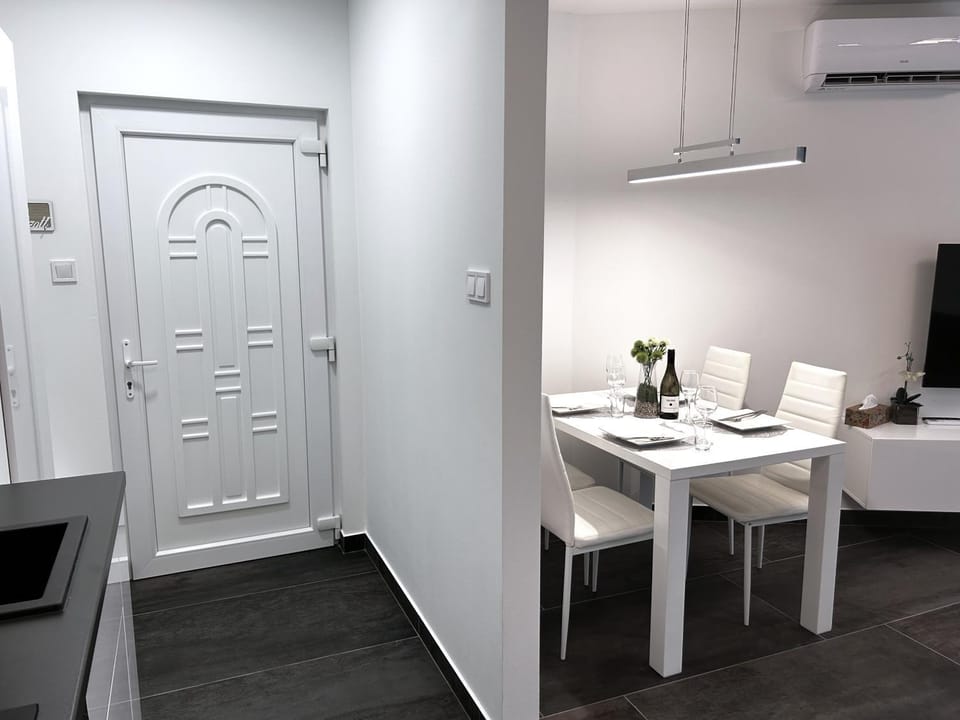 Living room, Dining area, air conditioner