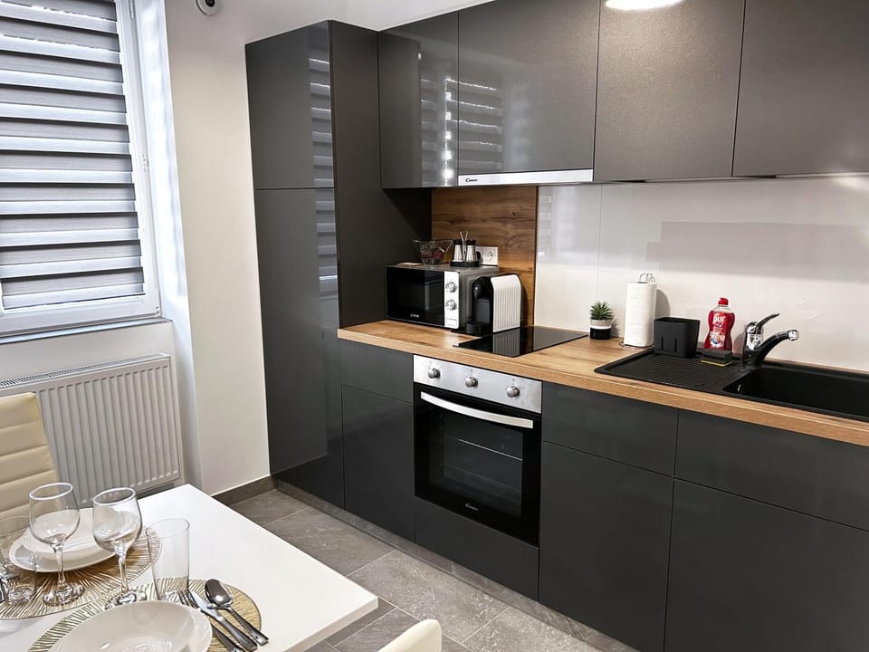 Coffee/tea facilities, Kitchen or kitchenette, oven, stove