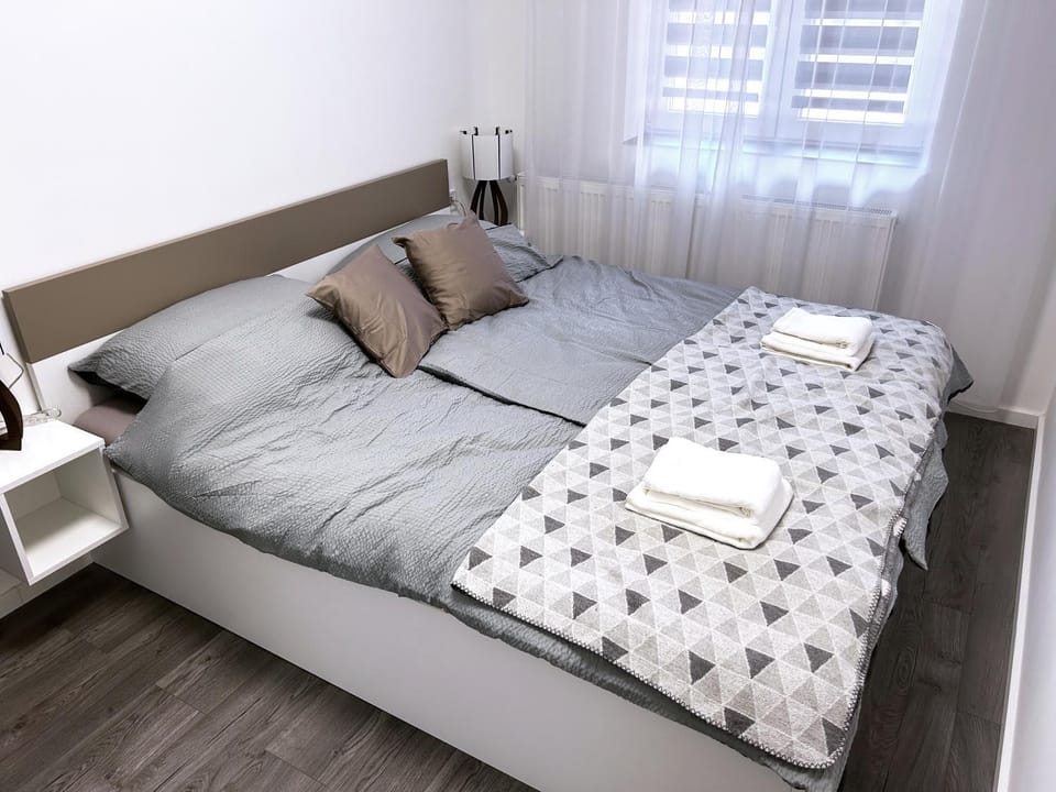 Bed, Photo of the whole room, Bedroom, towels