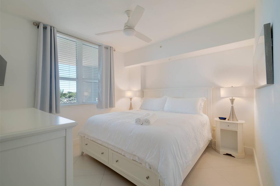 316S Serenity by the Sea Suite, 1 Bedroom and 2 Murphy beds close to Beach, Shops & Restaurants, Dog Friendly House in Boynton Beach