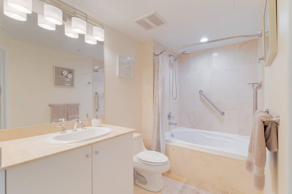 201S Relaxing Oasis Suite 1 Bedroom, Pools, Jacuzzi, Beach, Shops & Dog Friendly House in Boynton Beach