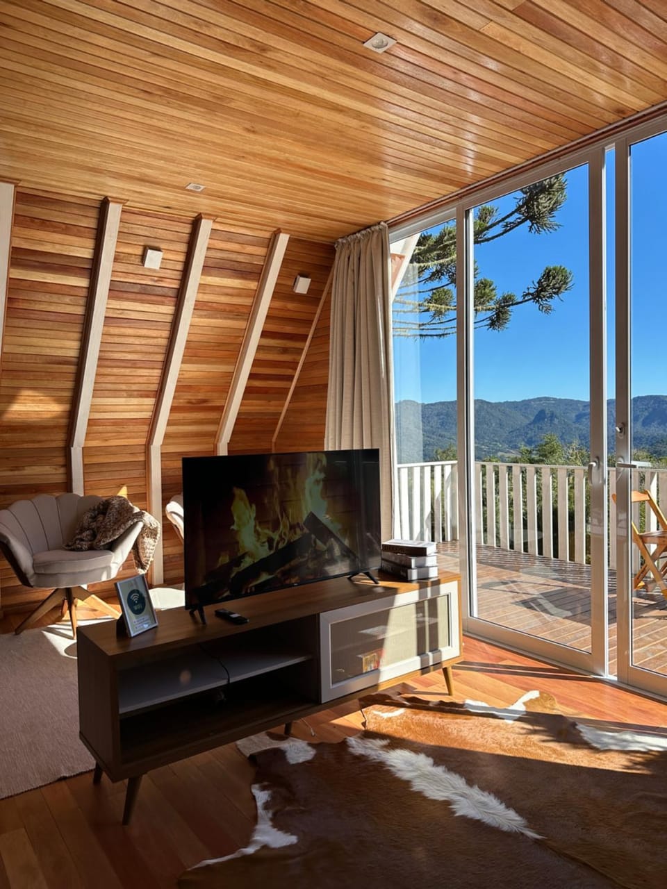 Communal lounge/ TV room, Natural landscape, TV and multimedia, View (from property/room), Seating area