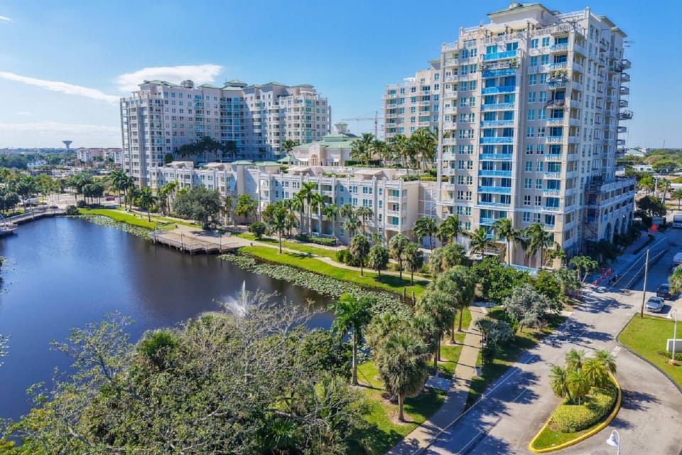 405N Boardwalk Suite 1 Bedroom, Pools, Jacuzzi, Beach, Shops & Dog Friendly House in Boynton Beach