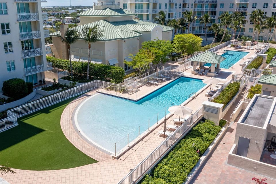 308S Beachy Blues Suite Studio, Pools, Jacuzzi, Beach, Shops House in Boynton Beach