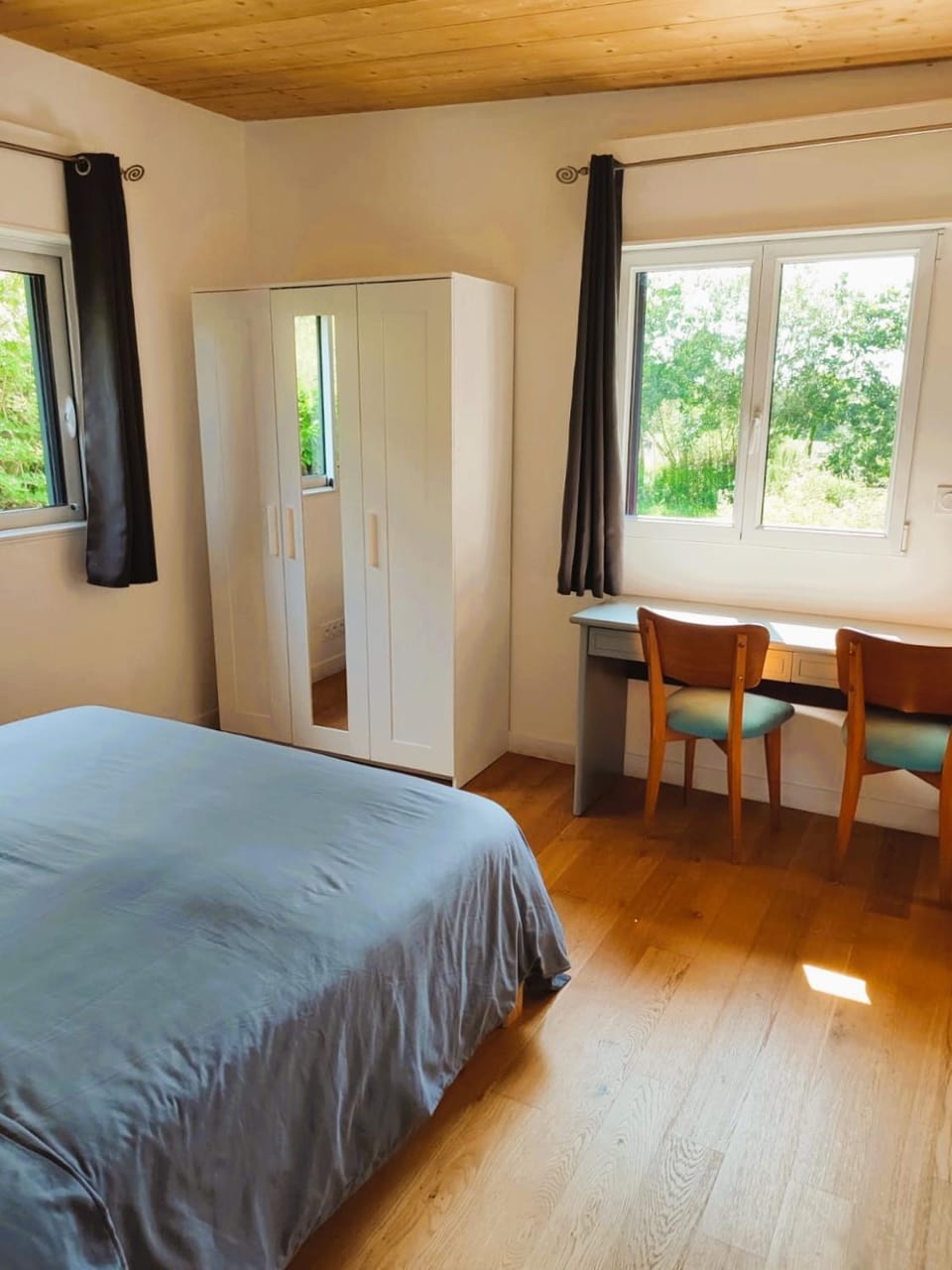 Bed, Photo of the whole room, Seating area, Bedroom