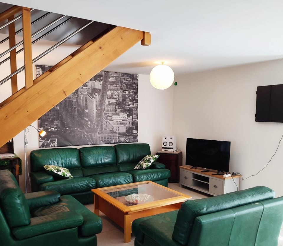 Communal lounge/ TV room, TV and multimedia, Seating area