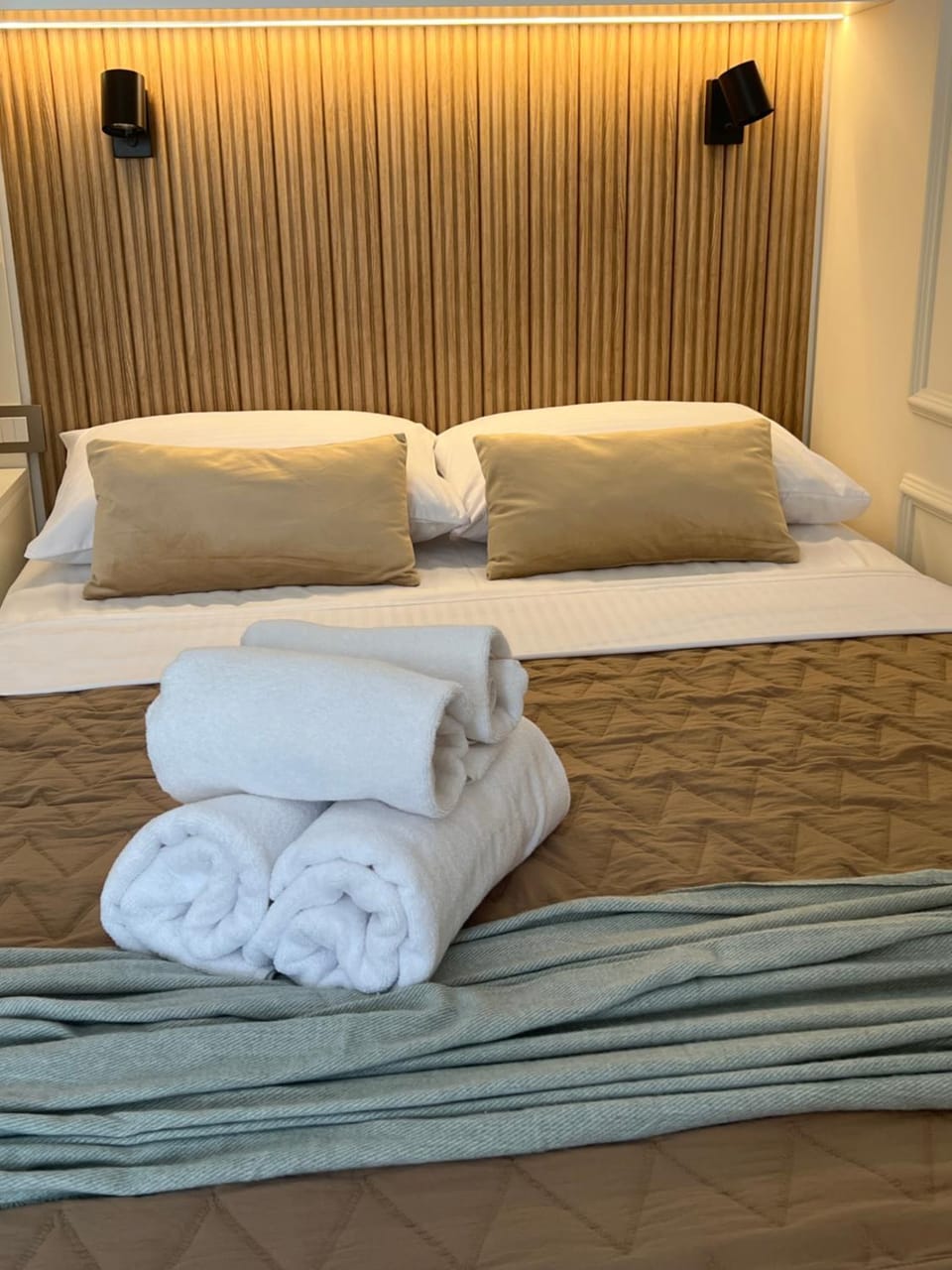 Bed, towels