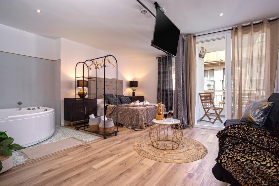 Bed, Hot Tub, TV and multimedia, Balcony/Terrace, Living room, Photo of the whole room, Bedroom