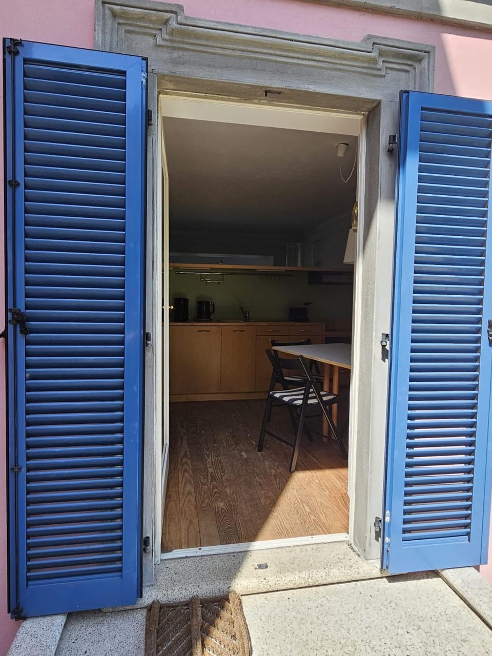 Day, Dining area