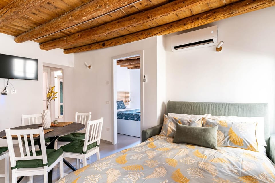 Bed, TV and multimedia, Living room, Seating area