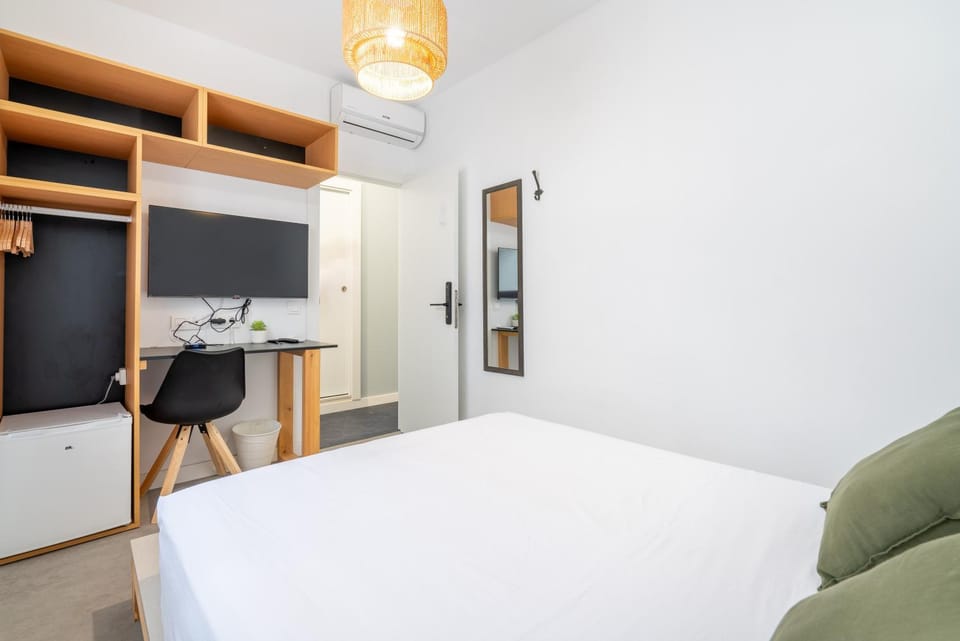 Bed, TV and multimedia, Photo of the whole room