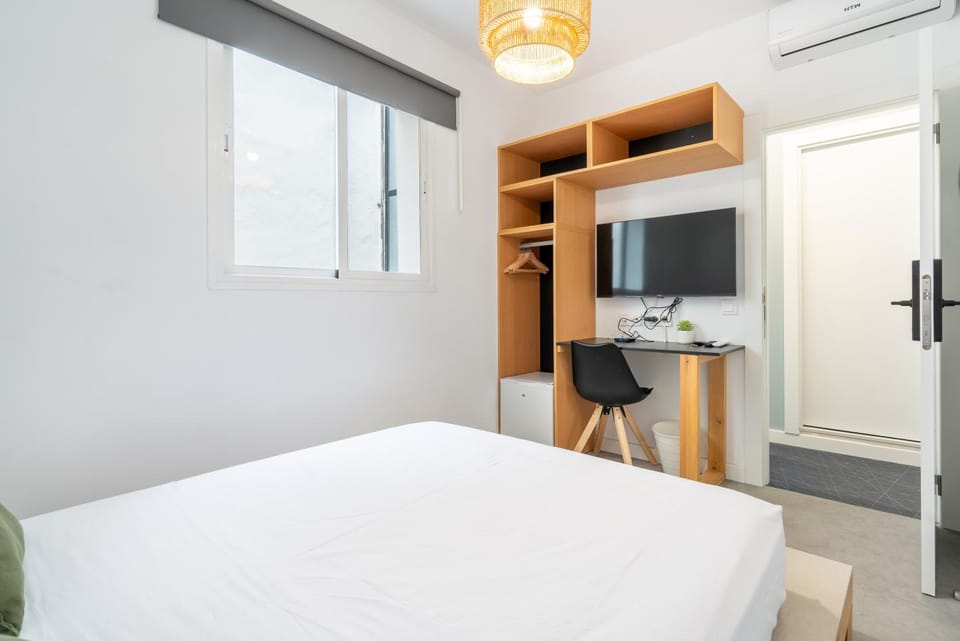 Bed, TV and multimedia, Photo of the whole room