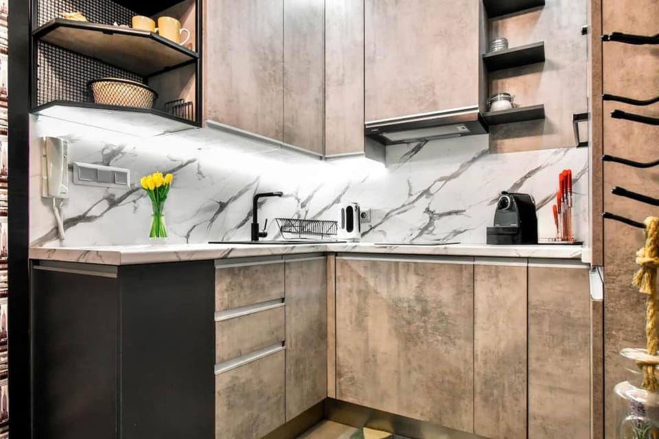 Compact Studio for Digital Nomads, Fast WiFi, AC Apartment in Sofia