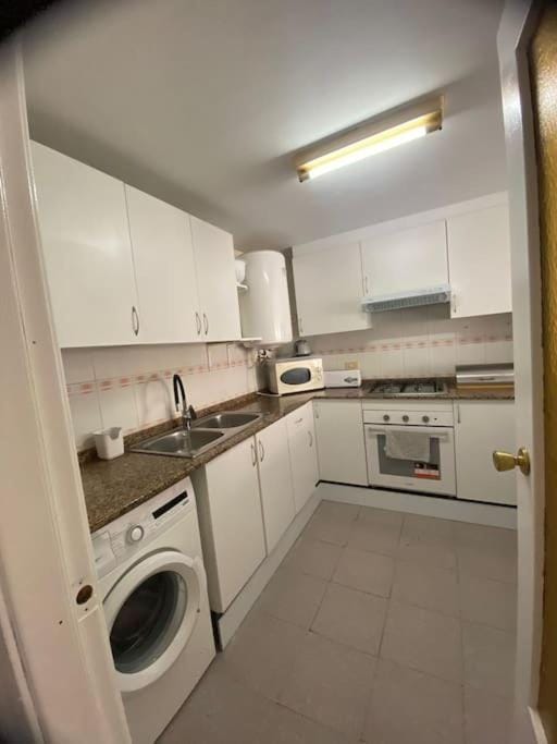 Kitchen or kitchenette, oven, washing machine